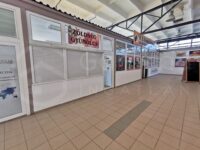 25 m2-es üzlethelyiséget a Vasgyári piac fedett csarnokában.-1427056