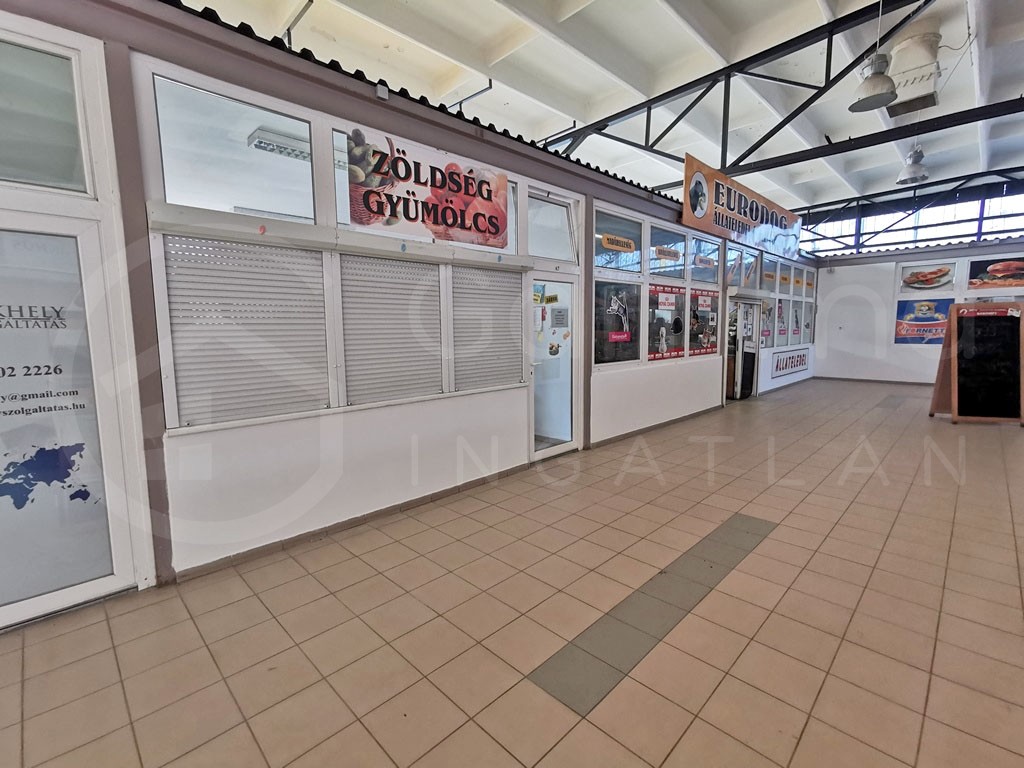 25 m2-es üzlethelyiséget a Vasgyári piac fedett csarnokában.-1427056