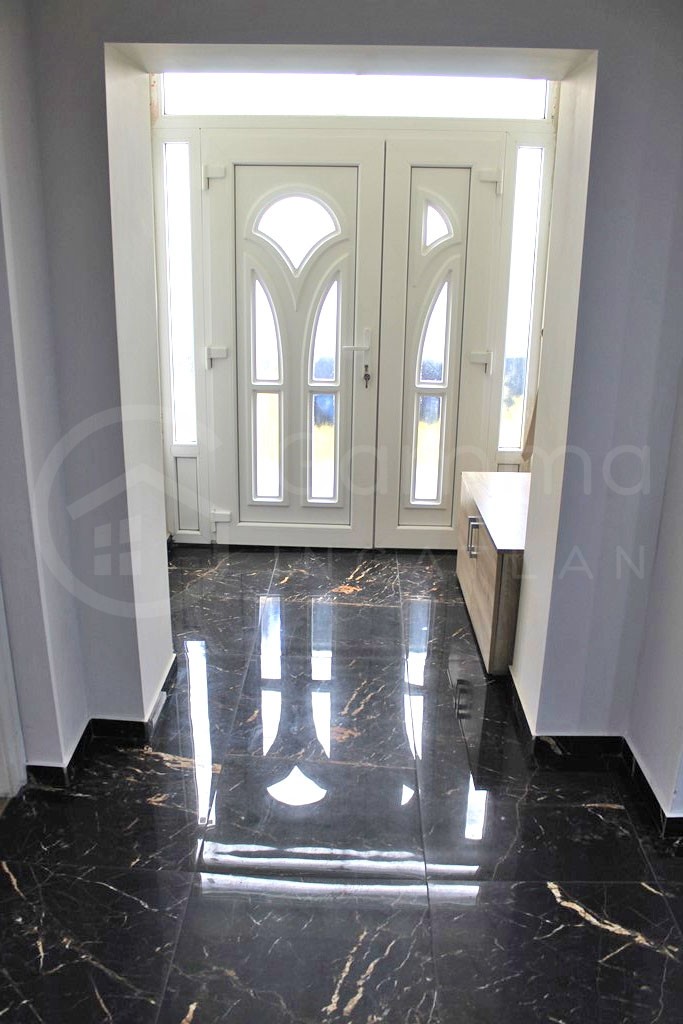 Izsófalván a főúton eladó egy 3 szobás