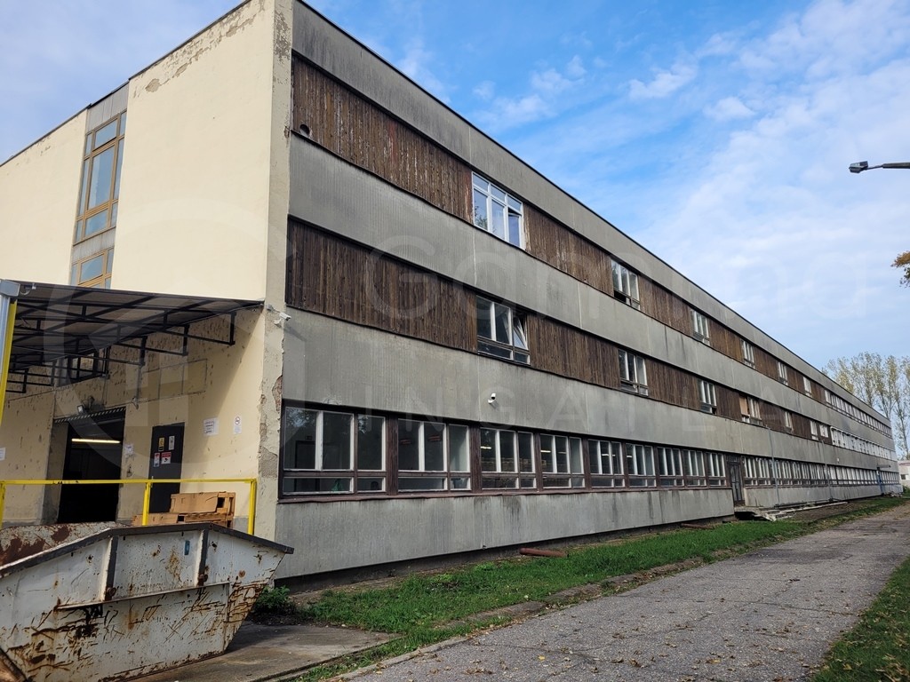 Kiváló adottságú ipari-szolgáltató komplexum Tiszaújváros szívében – Akár bérlakásnak