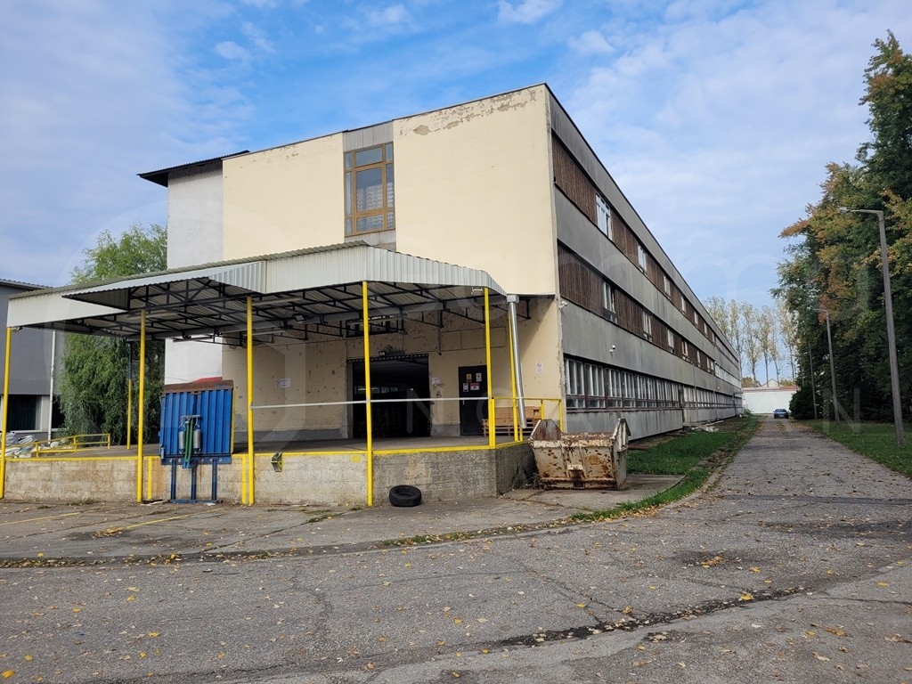 Kiváló adottságú ipari-szolgáltató komplexum Tiszaújváros szívében – Akár bérlakásnak