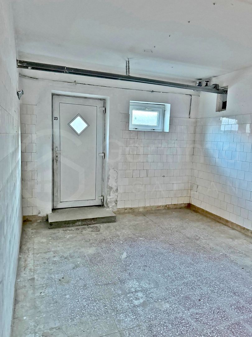 József Attila úton 440 nm-s pinceszint ELADÓ!-1325071