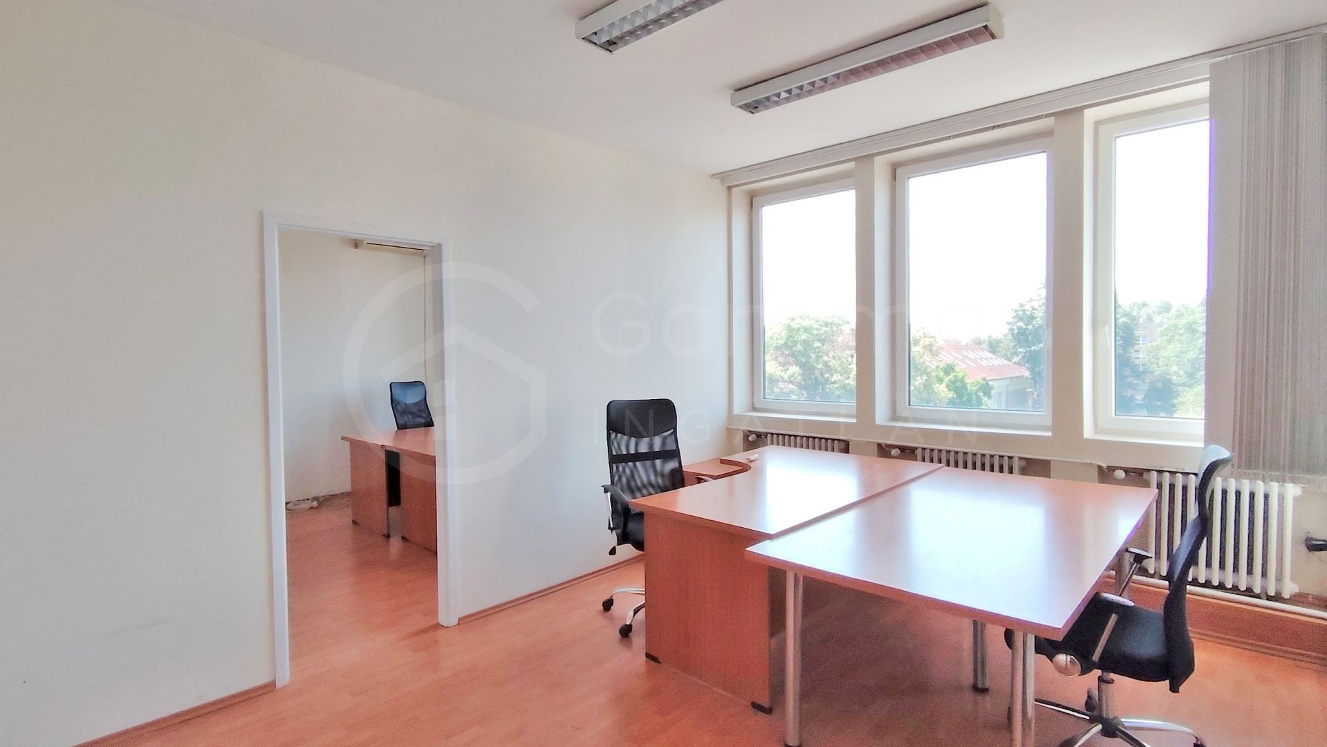 jól frekventált helyen