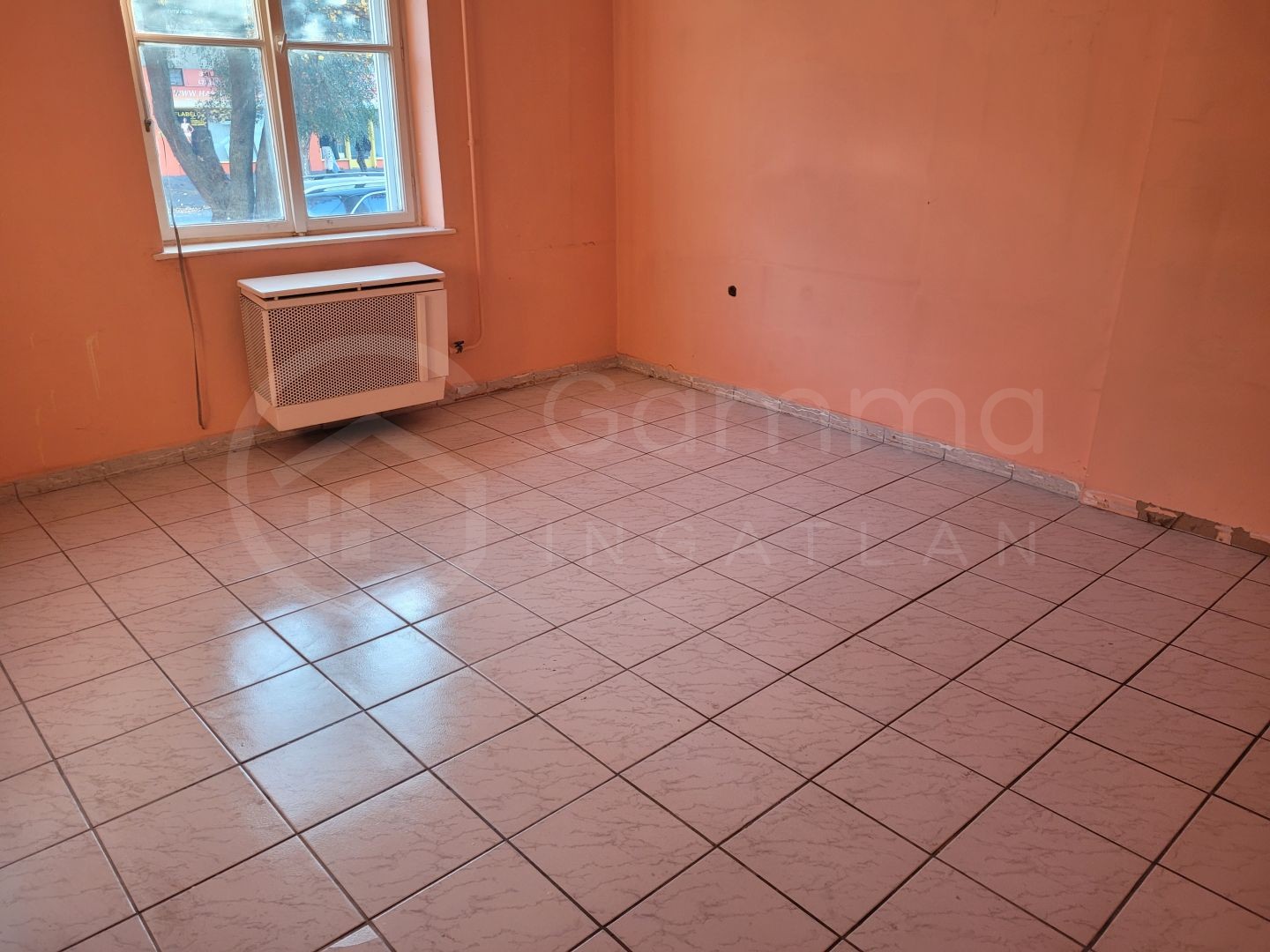 Miskolcon a belváros szélén a Bajcsy- Zs. utcában kiadó üzleti célra egy 38m2-es nagygarzon.-1339197