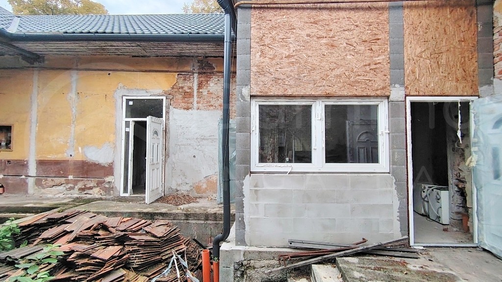 felújítandó állapotú családi házat