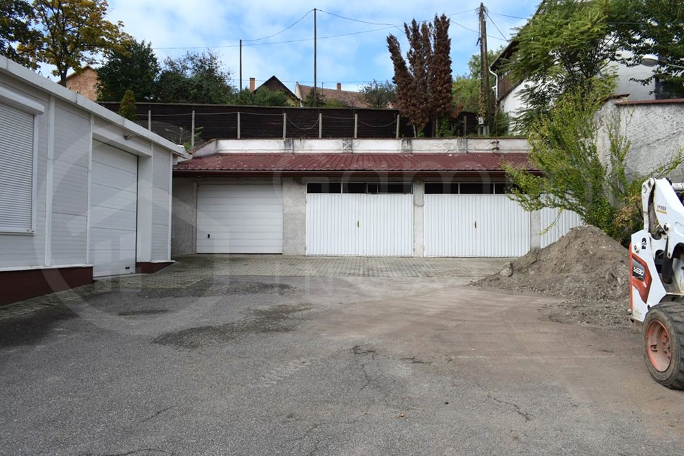 téglaépítésű ipari és irodai ingatlan.-1399540