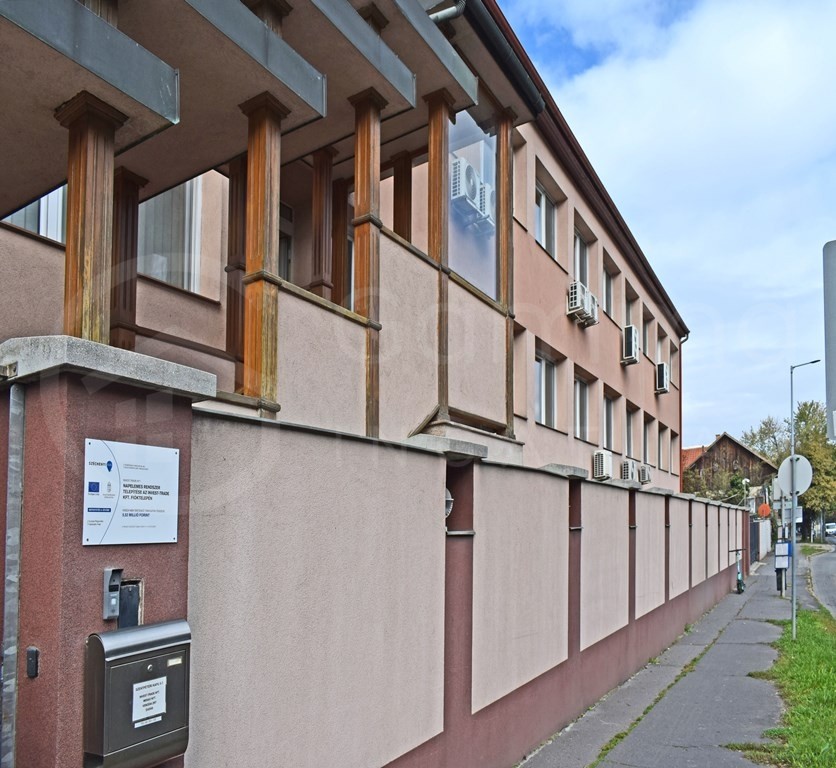 Egyedülálló Befektetés: Komplex 2200nm-es Iroda-Kereskedelmi ingatlan