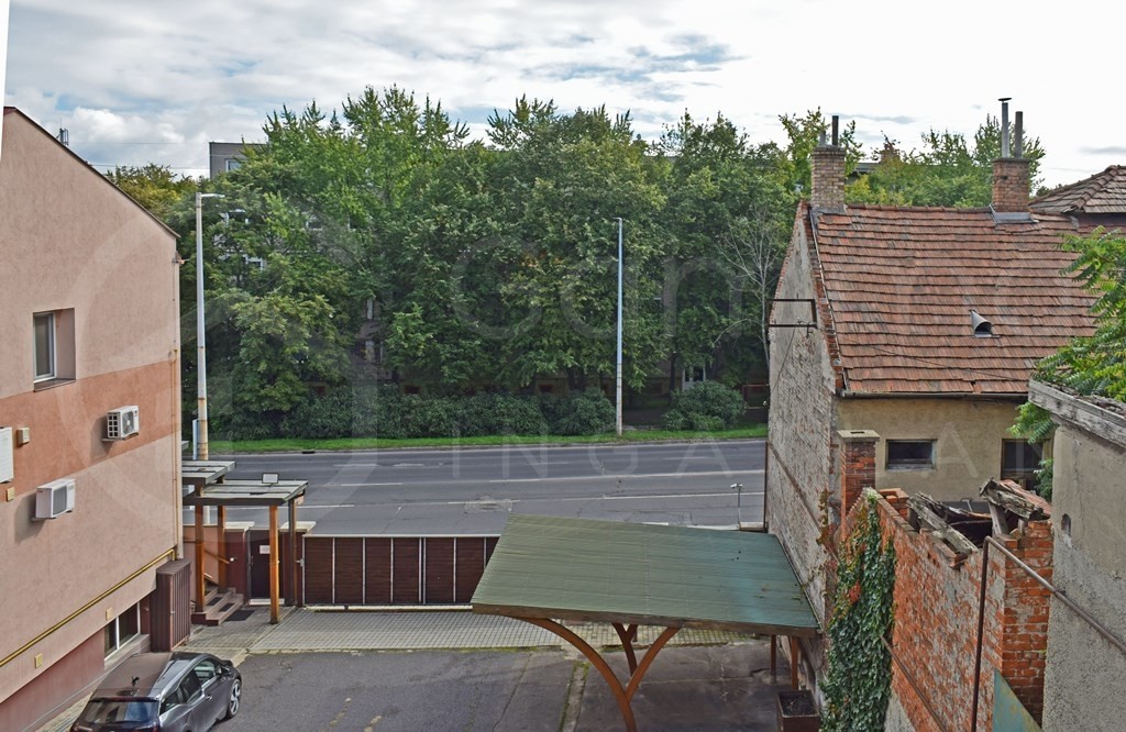 Egyedülálló Befektetés: Komplex 2200nm-es Iroda-Kereskedelmi ingatlan