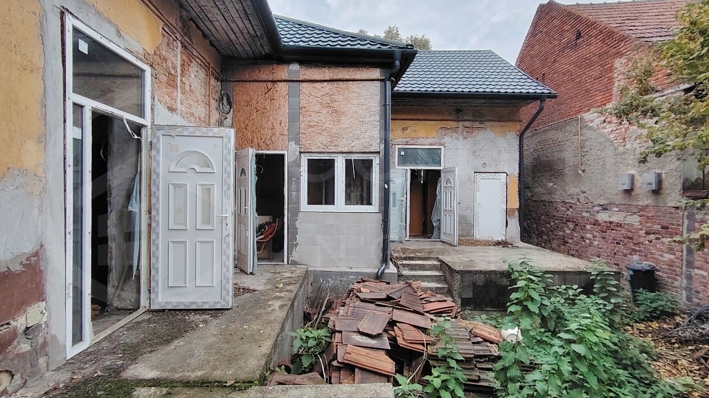 felújítandó állapotú családi házat