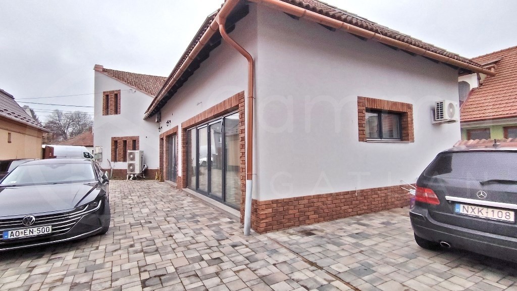 Eladásra kínálunk Encs főutcáján