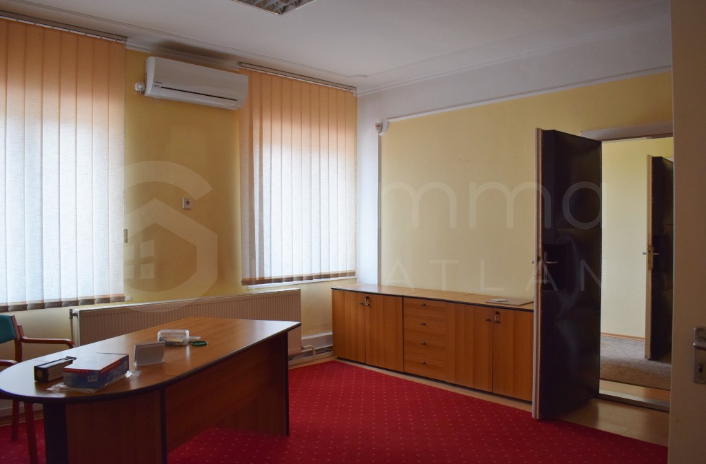 Kiadó 300 m2 iroda irodaházban